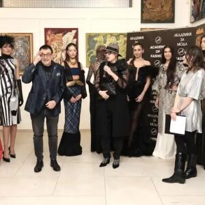 "Вечер на стила - Glam Night" с отливка на дизайнерски ръце върху рокля и още бляскави визии