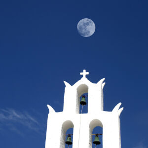 Срутена камбана дни преди Коледа: какво символизира тихата разруха?