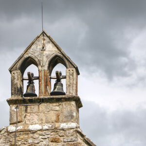 Срутена камбана дни преди Коледа: какво символизира тихата разруха?