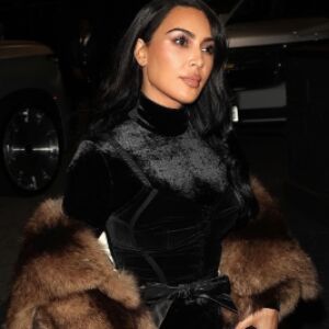  Ким Кардашиян прикова погледите с впечатляваща парти визия (СНИМКИ)