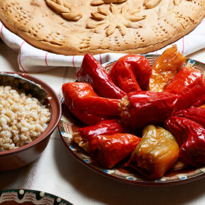 Как да приготвим пълнени сушени чушки с боб – според региона, в който живеем