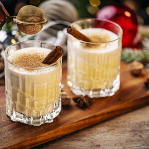 Историята зад егнога - класическият коледен пунш с алкохол (СНИМКИ)