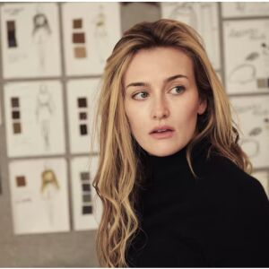 "Love Story": Каролин Бесет и изкуството да бъдеш "Cool Girl"