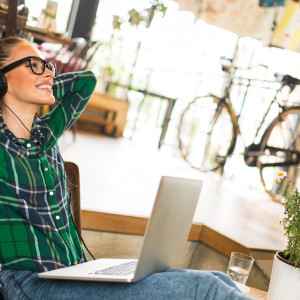 Уикендът да започва! 10-те най-надъхващи песни според науката (ВИДЕО)