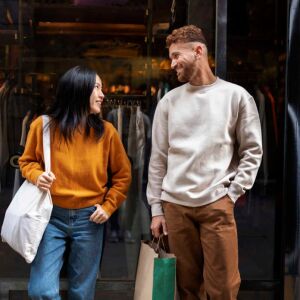 Капсулен гардероб за пролетта – как да изглеждаме стилно с по-малко дрехи?