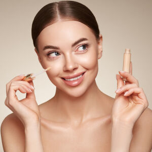 Всички използваме коректорa погрешно - трикът, който наистина прикрива тъмните кръгове