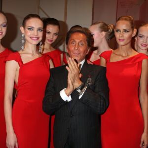 Валентино - маестрото на стихийното червено: Каква е историята зад емблематичния цвят? (ГАЛЕРИЯ)