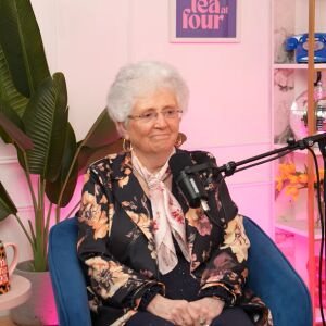 След 40 години целибат: 73-годишна баба стана „по-старата версия на Бони Блу“ (ВИДЕО)