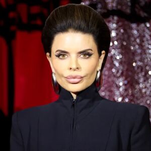 Ето кои са най-зле облечените звезди на седмицата на модата в Париж! (ВИДЕО)