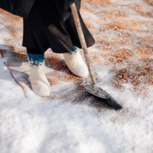 Ето как да почистим килима в снега - стъпка по стъпка (ВИДЕО)