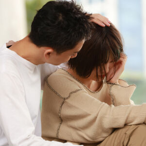 Японска терапия със сълзи: Наемаш красив мъж, който плаче с теб в офиса