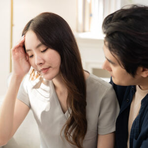 Японска терапия със сълзи: Наемаш красив мъж, който плаче с теб в офиса (ВИДЕО)