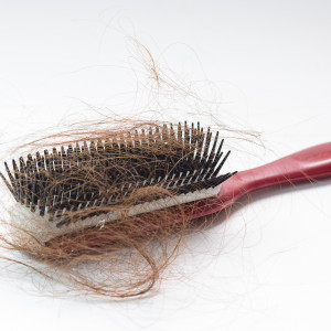 Чиста ли е четката ви за коса? Ето защо не трябва да пропускате да я миете