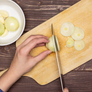 Как да почистим дъската за рязане без химия - трик, който ще унищожи всички бактерии