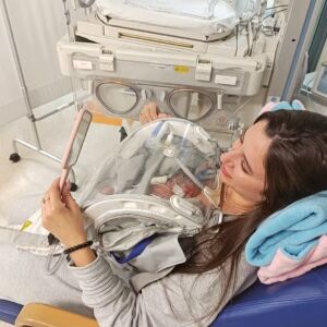 Майка успя да прегърне недоносеното си бебе - 850 грама (ВИДЕО)