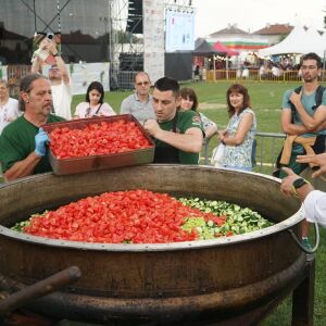 Най-голямата шопска салата в България: 359 кг традиция в Елин Пелин (СНИМКИ)