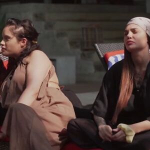 Санта Китана - агресивна ли е изкусителката към синеокия брокер  (АНКЕТА)