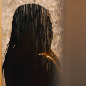 Нов хит срещу безсъние: Къпането на тъмно елиминира проблемите със съня (ВИДЕО)