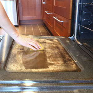 Как с таблетка за съдомиялна може да почистим фурната за 5 минути