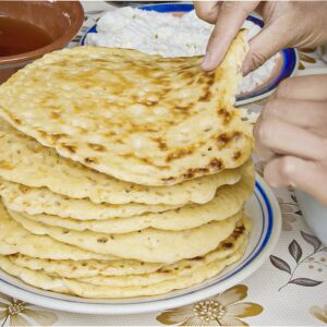 Родопски катми на сач, с вкусно сладко от диви ягоди и домашно сирене