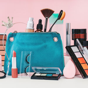 Какво трябва да съдържа всяка дамска козметична чантичка?