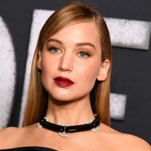 Алено червени устни като на Дженифър Лорънс - ето как да ги постигнете (СНИМКИ)