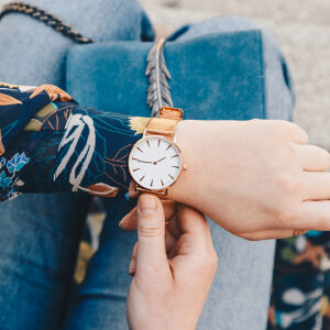 Как дамският часовник може да бъде едновременно практичен аксесоар и стилен акцент?