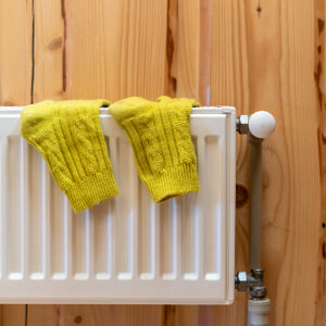 Защо никога не трябва да сушим прането върху радиатора – какви проблеми може да си навлечем 