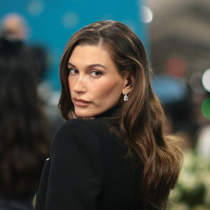 Хейли Бийбър и кафявият cat-eye маникюр: тенденцията, която завладя есента (СНИМКИ)