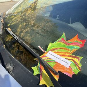 Вместо фиш! Шофьори получиха листа с трогателни послания от деца във втора група (СНИМКИ)