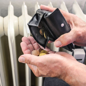 По-топъл дом за 2 минути: спестете средства с този трик със сешоара