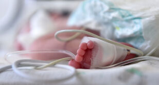 България най-сетне започва да изследва новородените за 6 редки заболявания