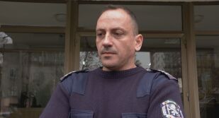 Полицаят, спасил увисналото от балкон дете: Казвах му, че ще му купя шоколад, само да не се пуска