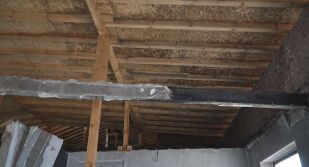 Година след пожара в гимназията по изкуства в Трявна децата учат сред течове и влага