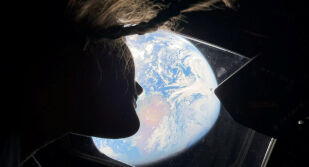 Астронавтите от мисията „Артемис II“ изминаха почти половината разстояние до Луната (ВИДЕО И СНИМКИ)