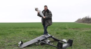 „Като долетят дроновете, карам трактора към горската ивица. Там не могат да ме ударят“