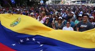 „Сълзотворен газ срещу демонстранти“: Протестите във Венецуела стигнаха до портите на властта