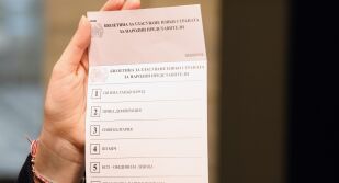 Урната в секция в Баня - с разкъсана лепенка, до нея - приготвени бюлетини