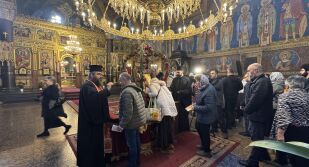 Стотици се поклониха пред мощите на Свети Лазар Български в София (СНИМКИ)