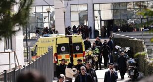 89-годишен с пушка нахлу в две административни сгради в Атина и простреля петима души (ВИДЕО)