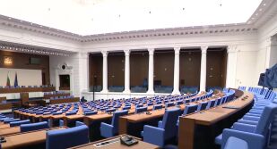 Депутатските заплати са замразени: Основното им възнаграждение ще остане на нивата от март 