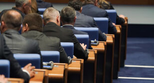 ПБ внесе предложение: Депутатските заплати да се замразят според нивата от март