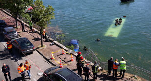 Автобус с пътници падна в река Сена край Париж (СНИМКИ)