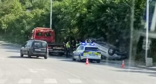 Кола се обърна по таван във Велико Търново