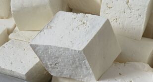 Сирене с до 78% вода и надценки до 140%: Кой печели от храните, които купуваме?