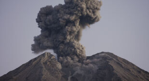 Вулканът Шивелуч на Камчатка изригна: Пепел на 11,6 км височина, обявен червен авиационен код