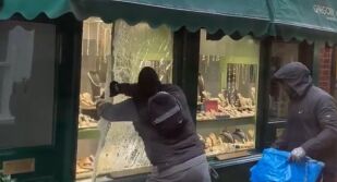 Двама мъже ограбиха бижутериен магазин (ВИДЕО)