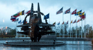 Европа поема командването: САЩ предават ключови позиции в НАТО на европейски офицери