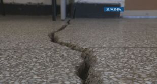 Ученици от 93. СУ в София учат в столовата над два месеца заради пукнатини по сградата