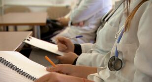 Над две трети от младите лекари у нас планират да останат в България